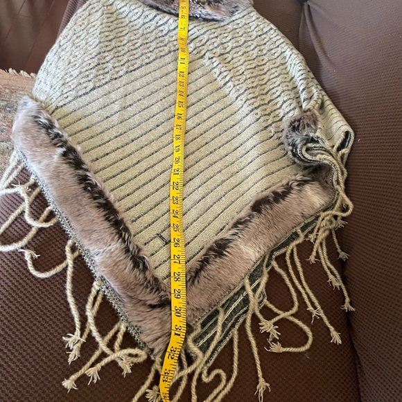 Woolen Kashmiri Poncho - Picture 4 of 12